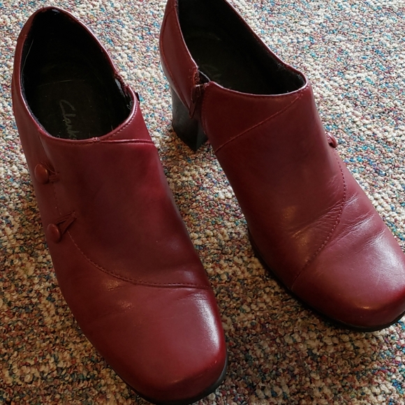*3 for $25*  Clarks Women's Leather Ankle Booties - Size 7.5 - Picture 1 of 7